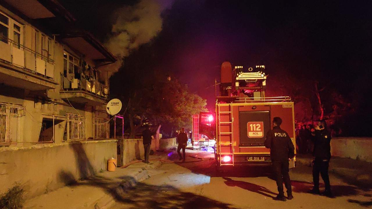 Konya'da iki katlı evde yangın