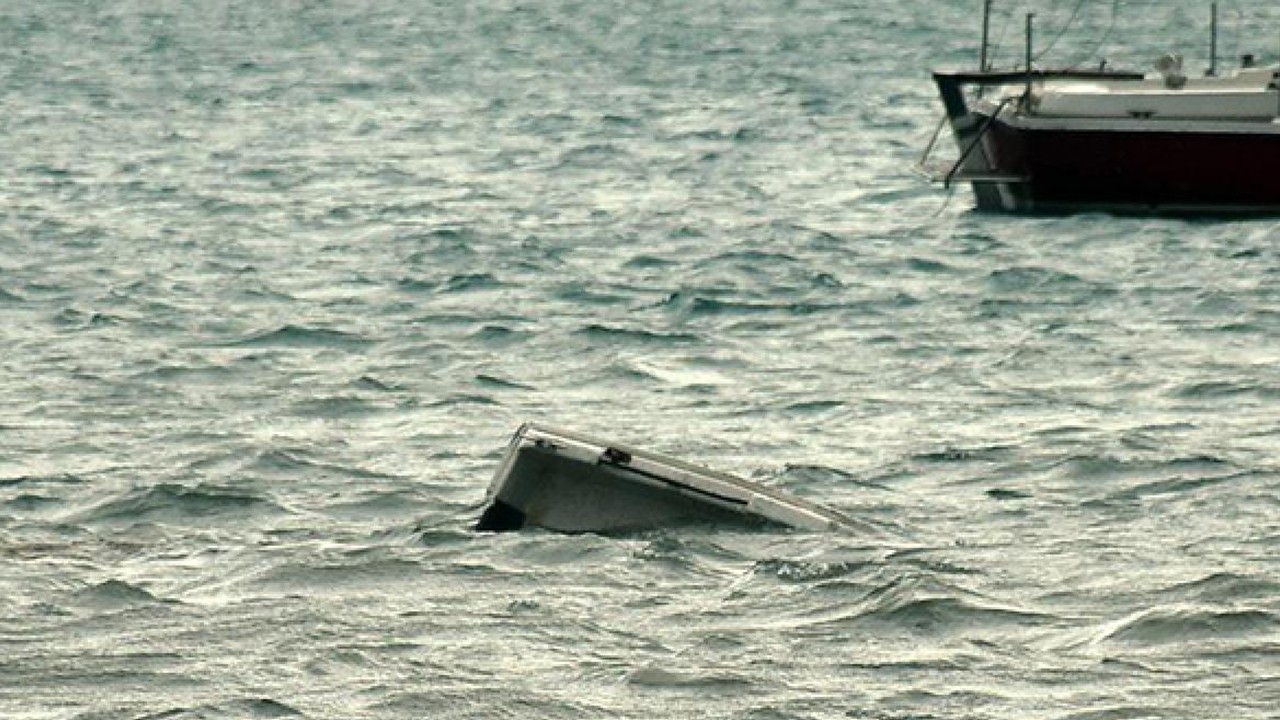 Tekne alabora oldu:1 kişi öldü, 50 kişi kayboldu
