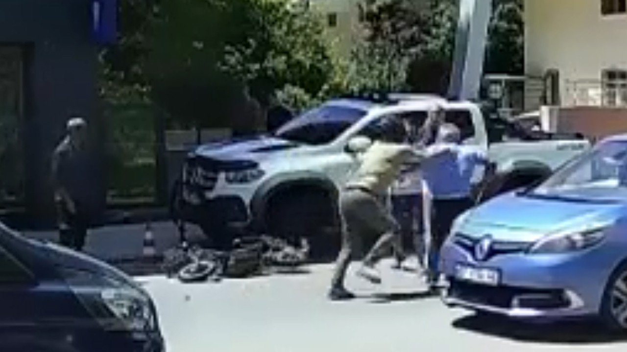 Sürücüler kavga ederken motosikleti çaldı
