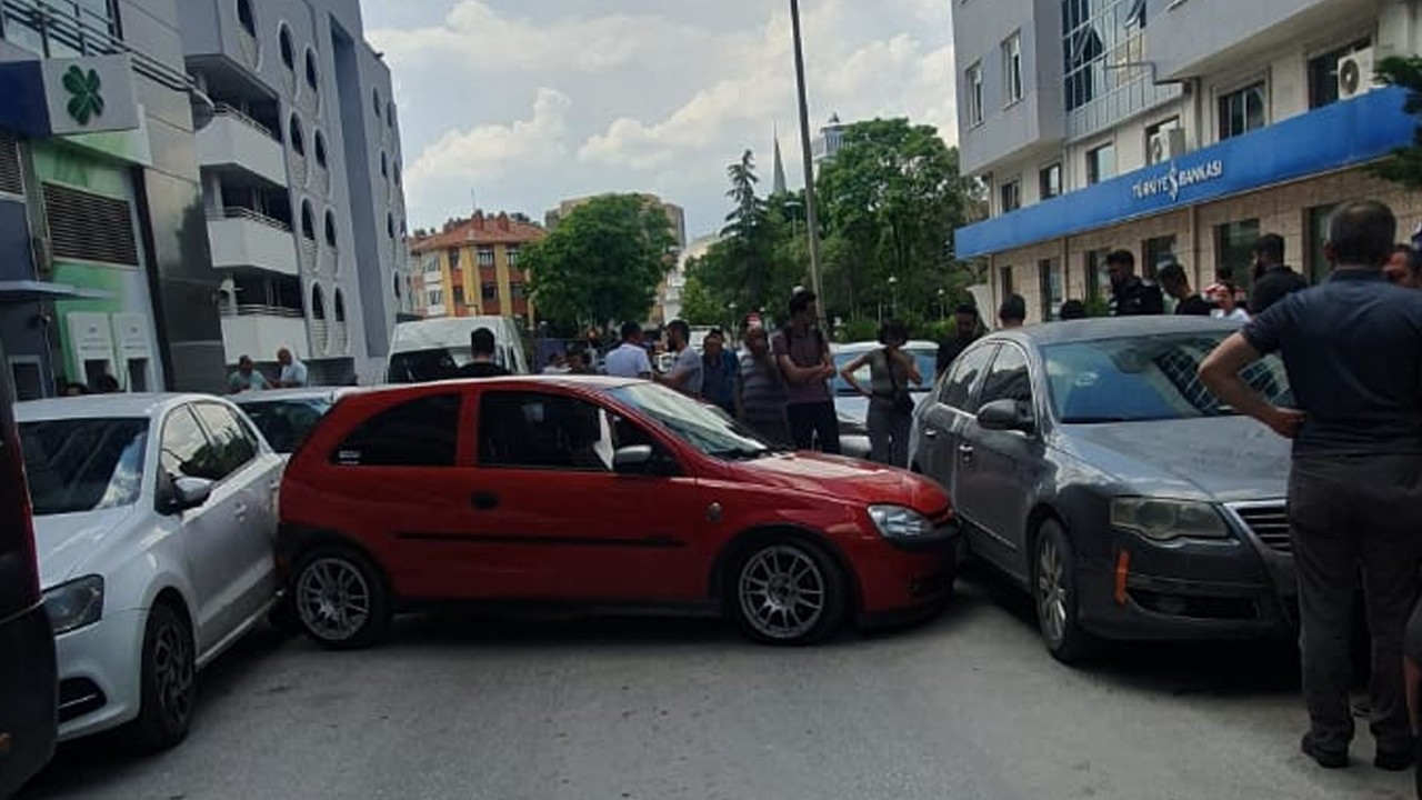 Konya’da lastiği kopan otomobil sokağı birbirine kattı!