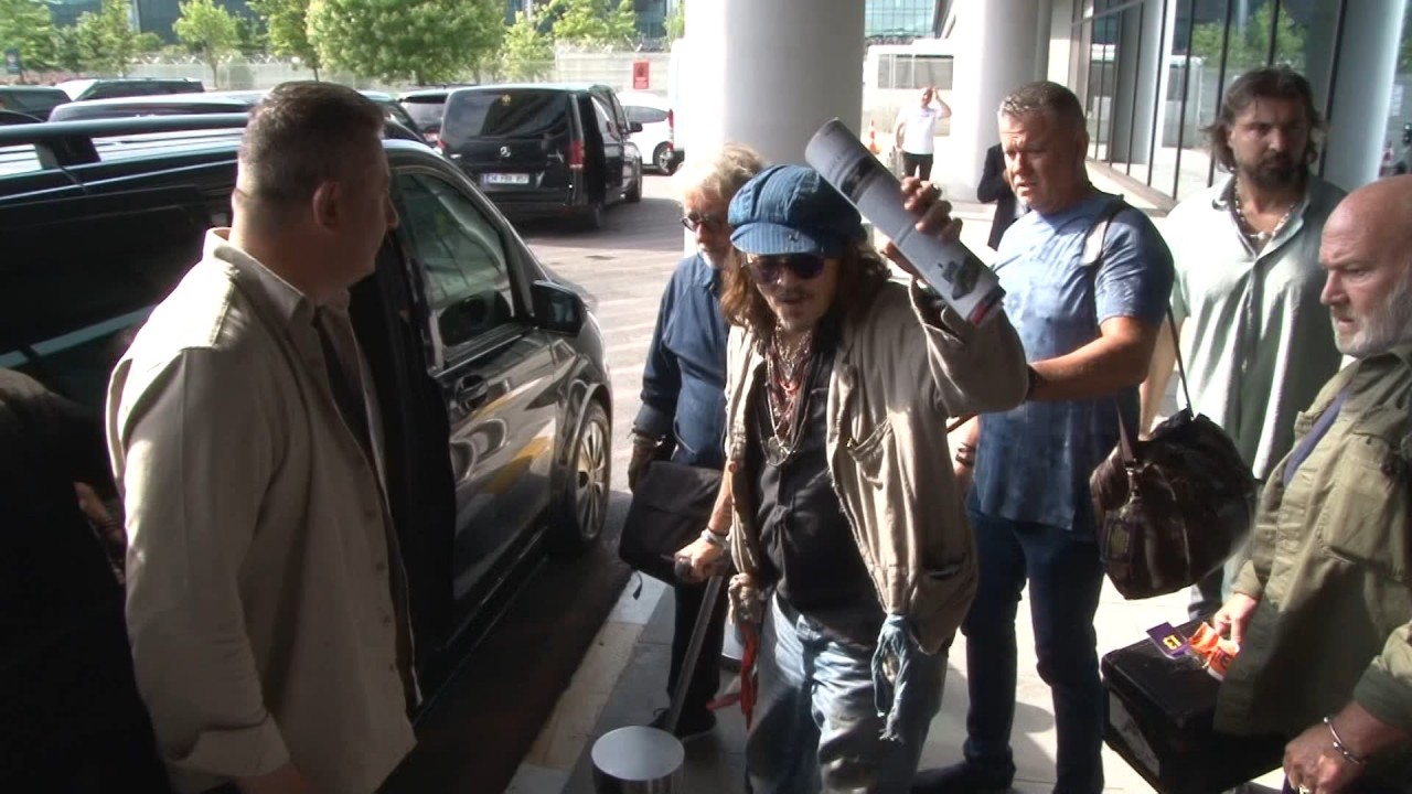 Johnny Depp koltuk değneğiyle İstanbul'a geldi