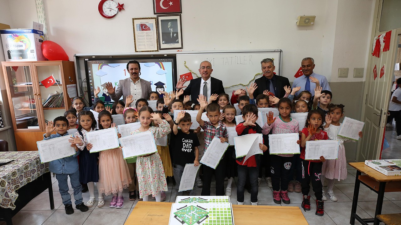 Başkan Kavuş ,öğrencilerin karne heyecanına ortak oldu