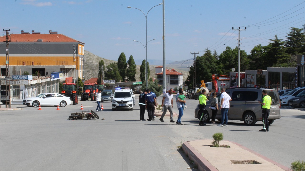 Konya'da  kamyonetle motosiklet çarpıştı:1 kişi yaralandı