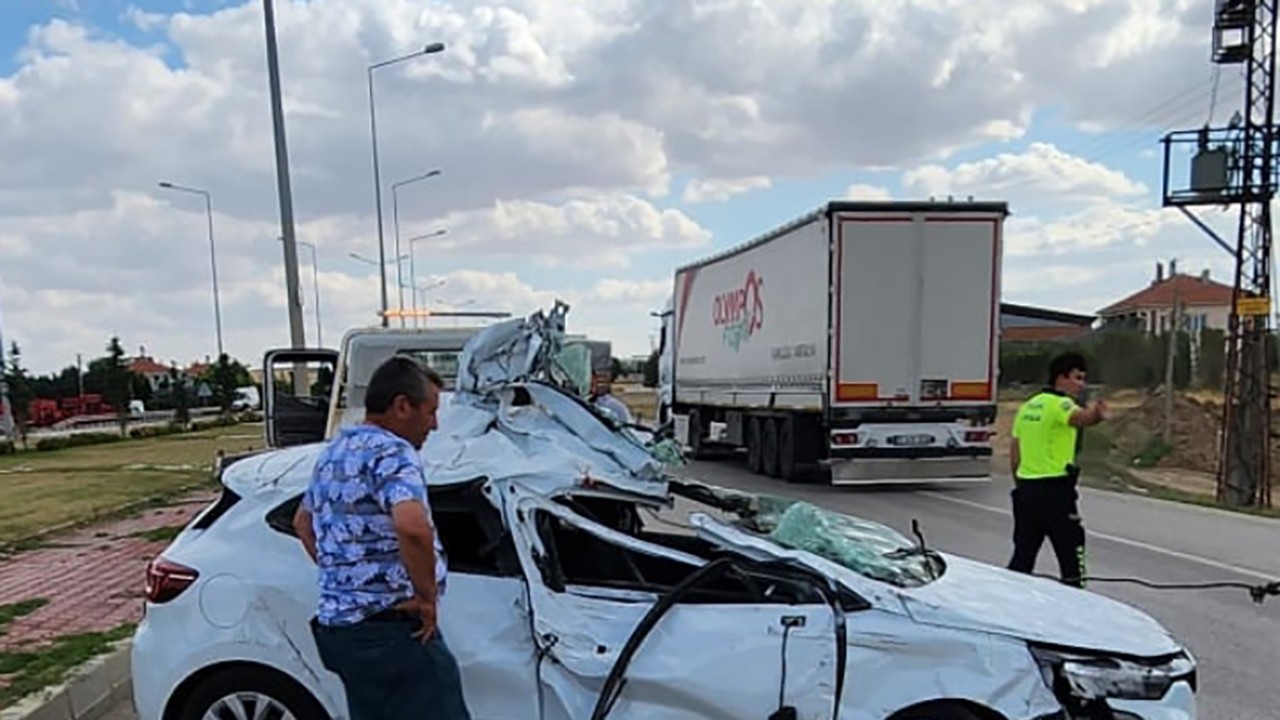Konya’da iki otomobil çarpıştı: 1’i ağır 3 yaralı