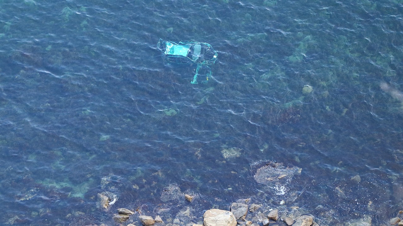 El frenini çekmeyi unuttuğu otomobil 150 metrelik uçurumdan denize düştü