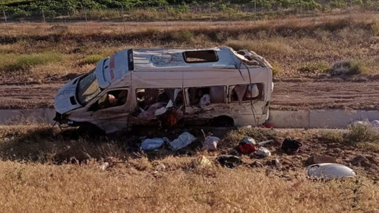 Aksaray'da fındık işçilerini taşıyan minibüs devrildi! 4'ü ağır 24 yaralı