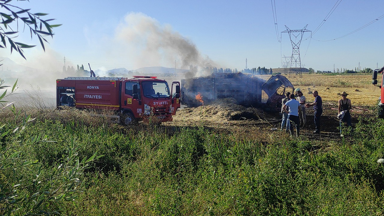 Konya'da saman balyaları yüklü kamyonet yandı