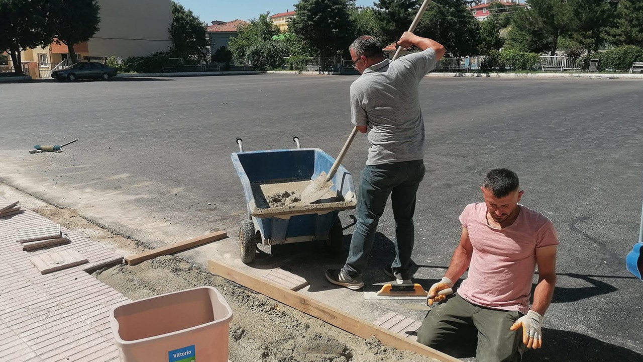 Konya’da gönüllü öğretmenler okul bahçesinde çalışıyor