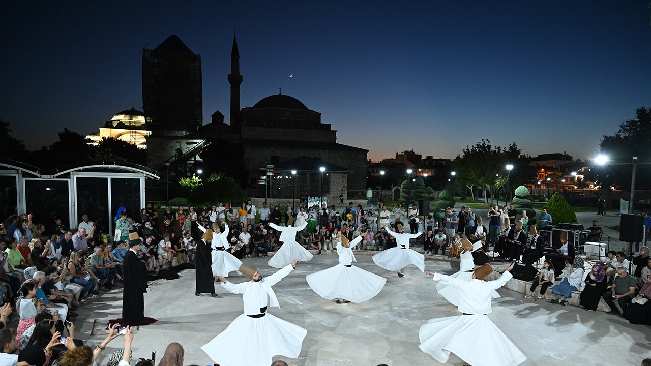 “Mevlana Yılı’nda Konya’da ve farklı şehirlerde sema programları düzenleniyor