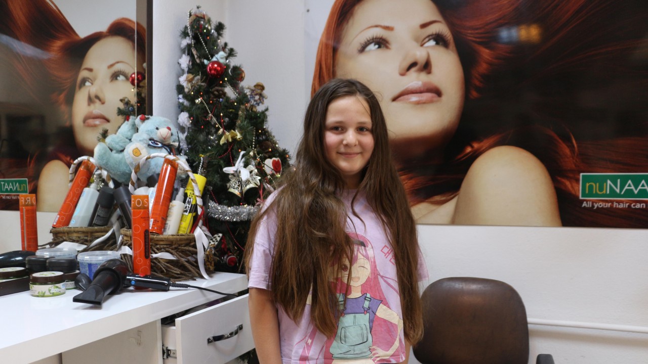 İzlediği videodan etkilenen Elif lösemili çocuklar için saçını bağışladı
