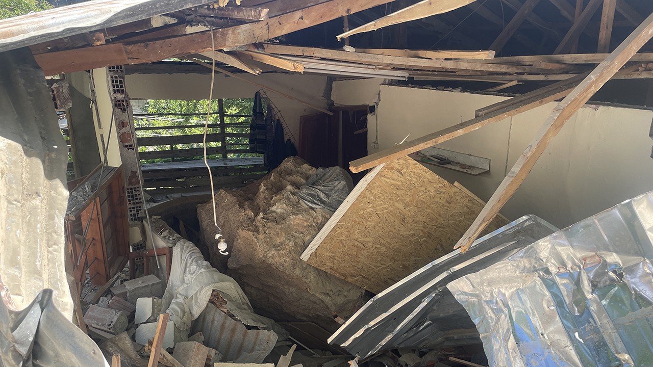 Adana Kozan’daki depremde bazı ev ve ahırlar ile bir camide hasar oluştu