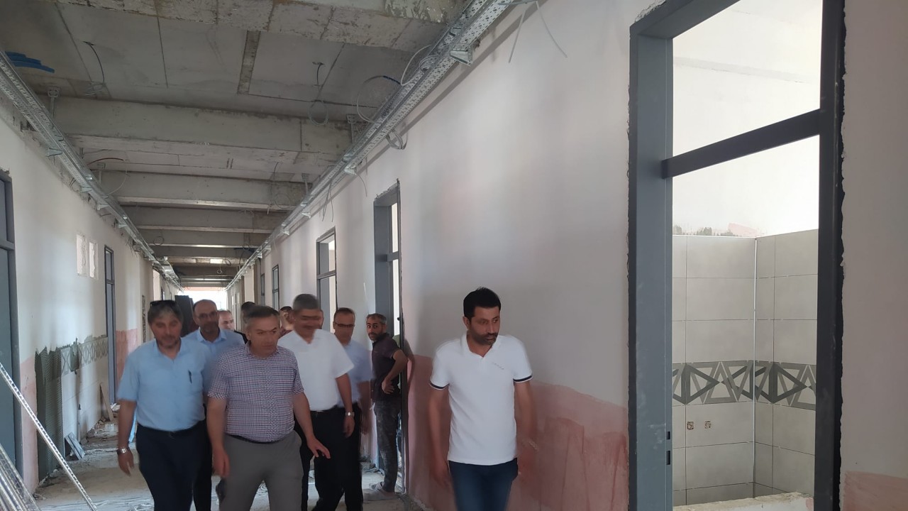 Konya İl Milli Eğitim Müdürü Murat Yiğit Karatay'da yapımları devam eden okulları inceledi