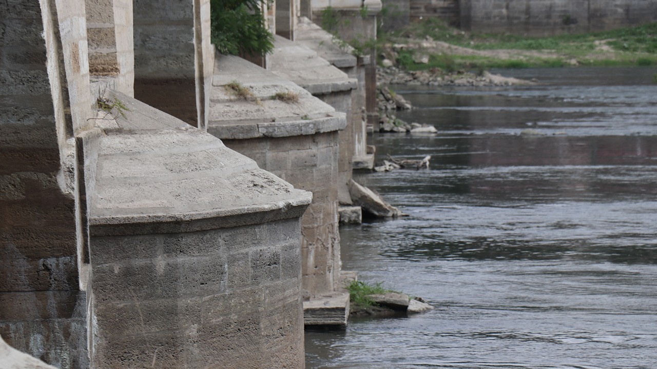 Meriç Nehri'nin debisi düşünce tarihi köprünün ayakları ortaya çıktı