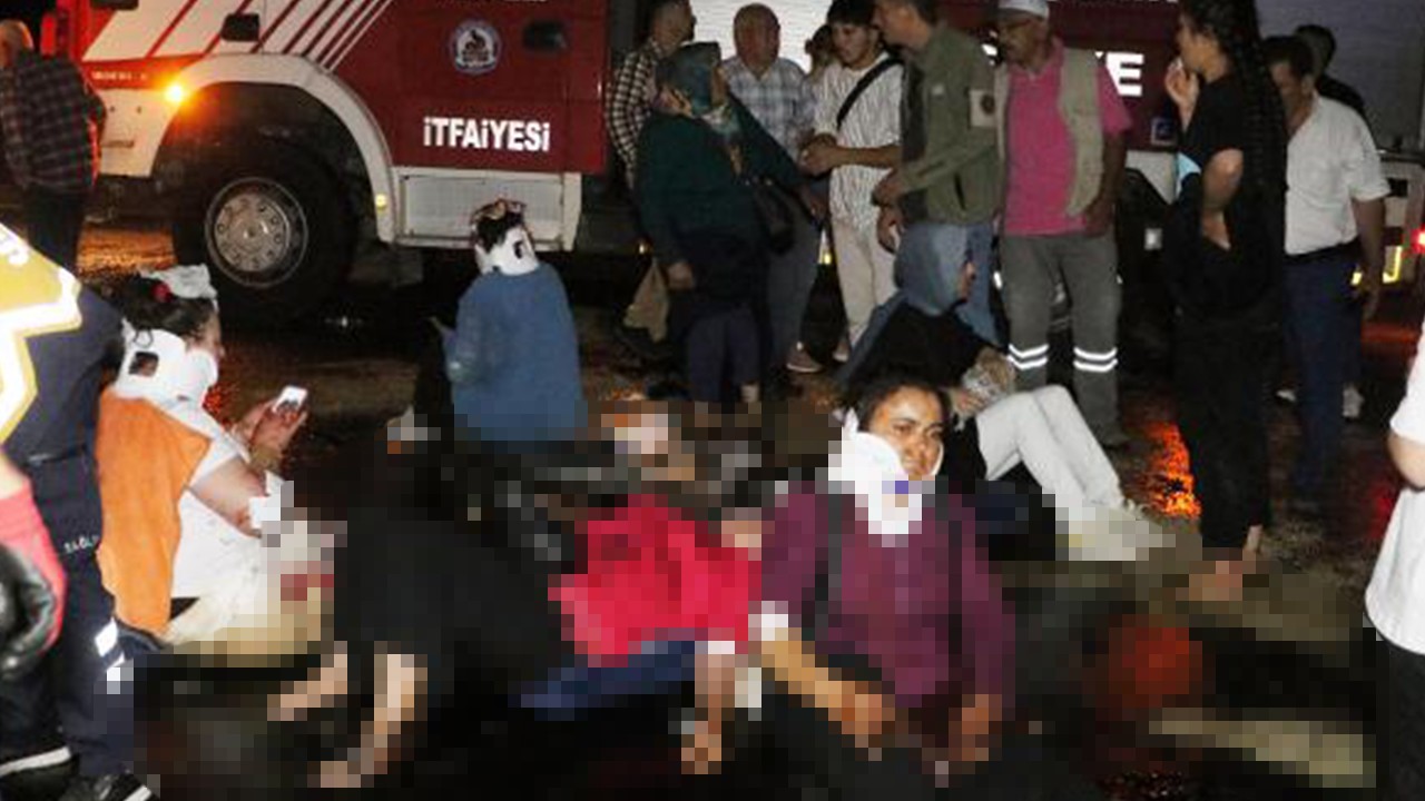 Yolcu otobüsünün çarptığı araç karşı şeritte minibüsle çarpıştı: 4 ölü, 53 yaralı