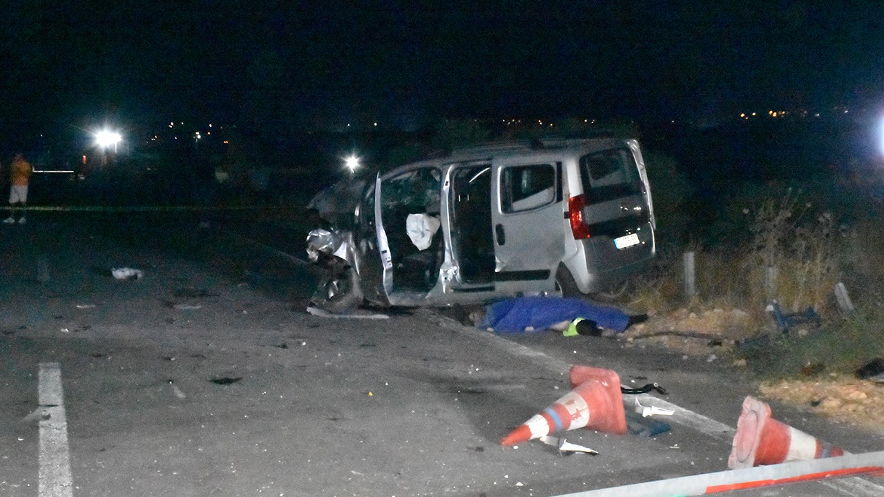 Otomobilin güvenlik kulübesine çarptığı kazada 1 kişi öldü, 3 kişi yaralandı