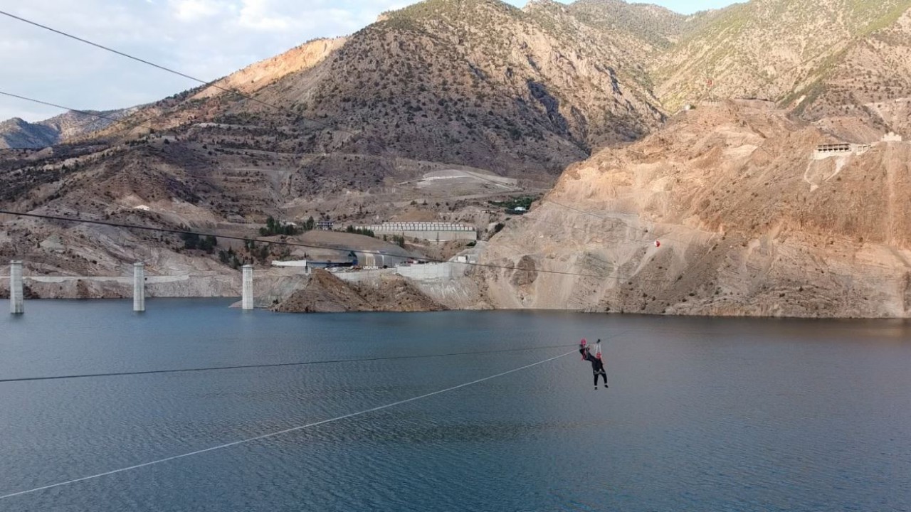 Belediye başkanı Türkiye’nin en yüksek barajında zipline yaparken mahsur kaldı
