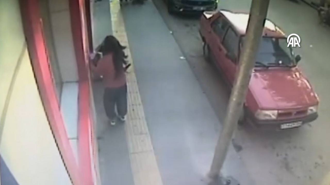 Sahipli köpeğin, 7 yaşındaki çocuğa saldırı anı güvenlik kamerasında
