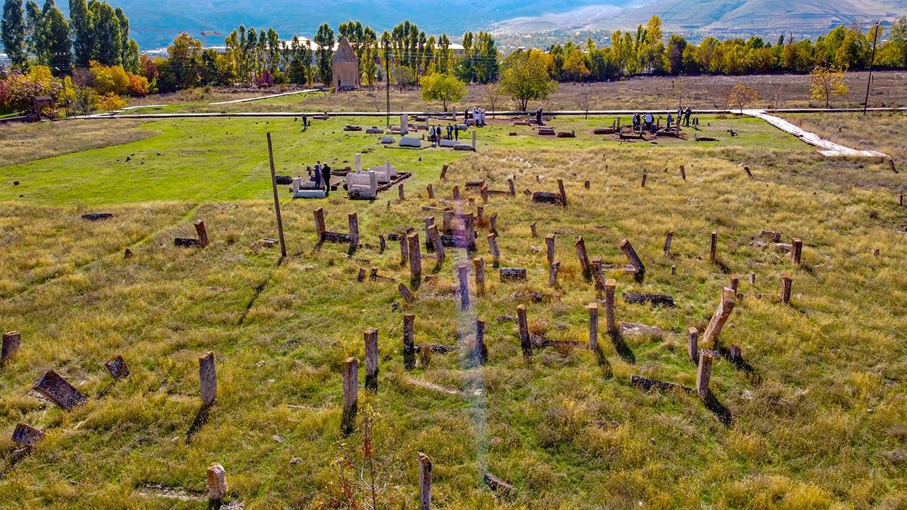 Selçuklu Mezarlığı'nda ortaya çıkarılan 8 sandukalı mezar kayıt altına alındı