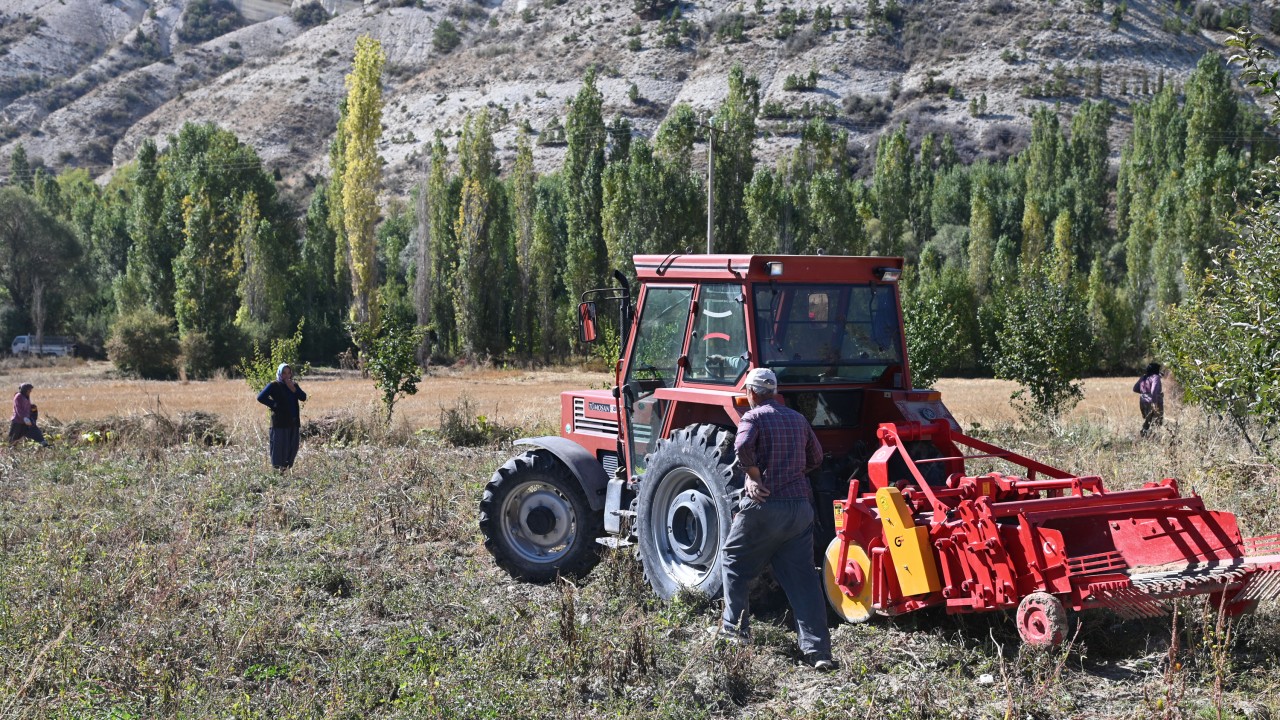 Konya’da çiftçiye büyük kolaylık! 60 beygir gücünde saatte 3 dekar ekim ve söküm yapıyor