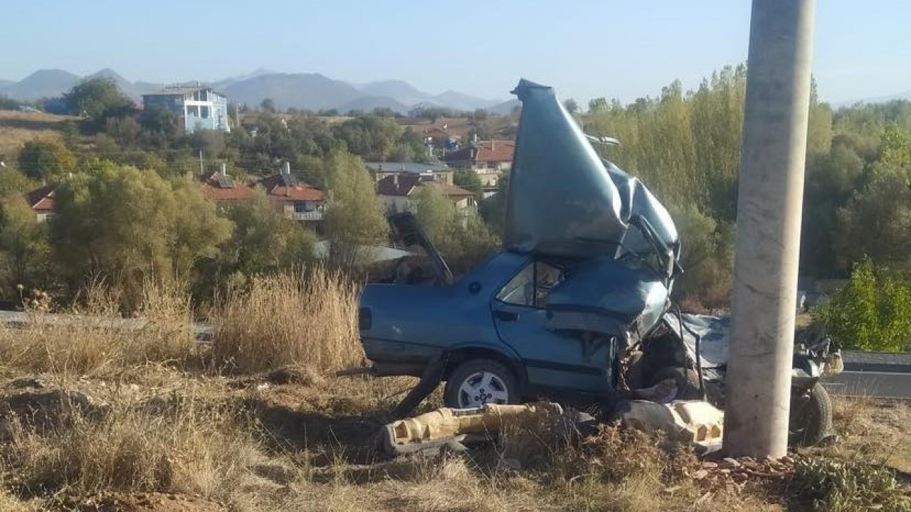 Konya’da otomobiliyle beton direğe çarptı: Sürücü ağır yaralandı