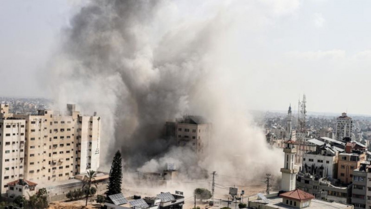 Şifa Hastanesi’nin çatısı bombalandı