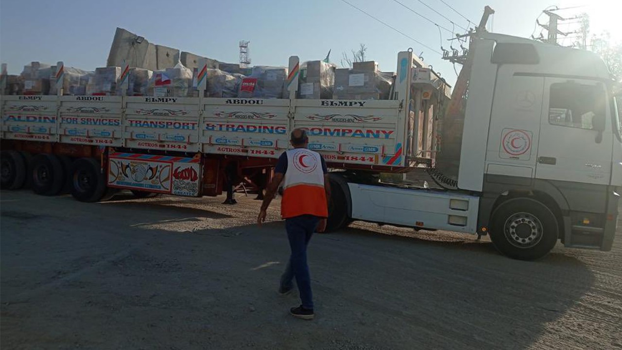 Filistin Kızılayı, yardım yüklü 106 kamyonu teslim aldı