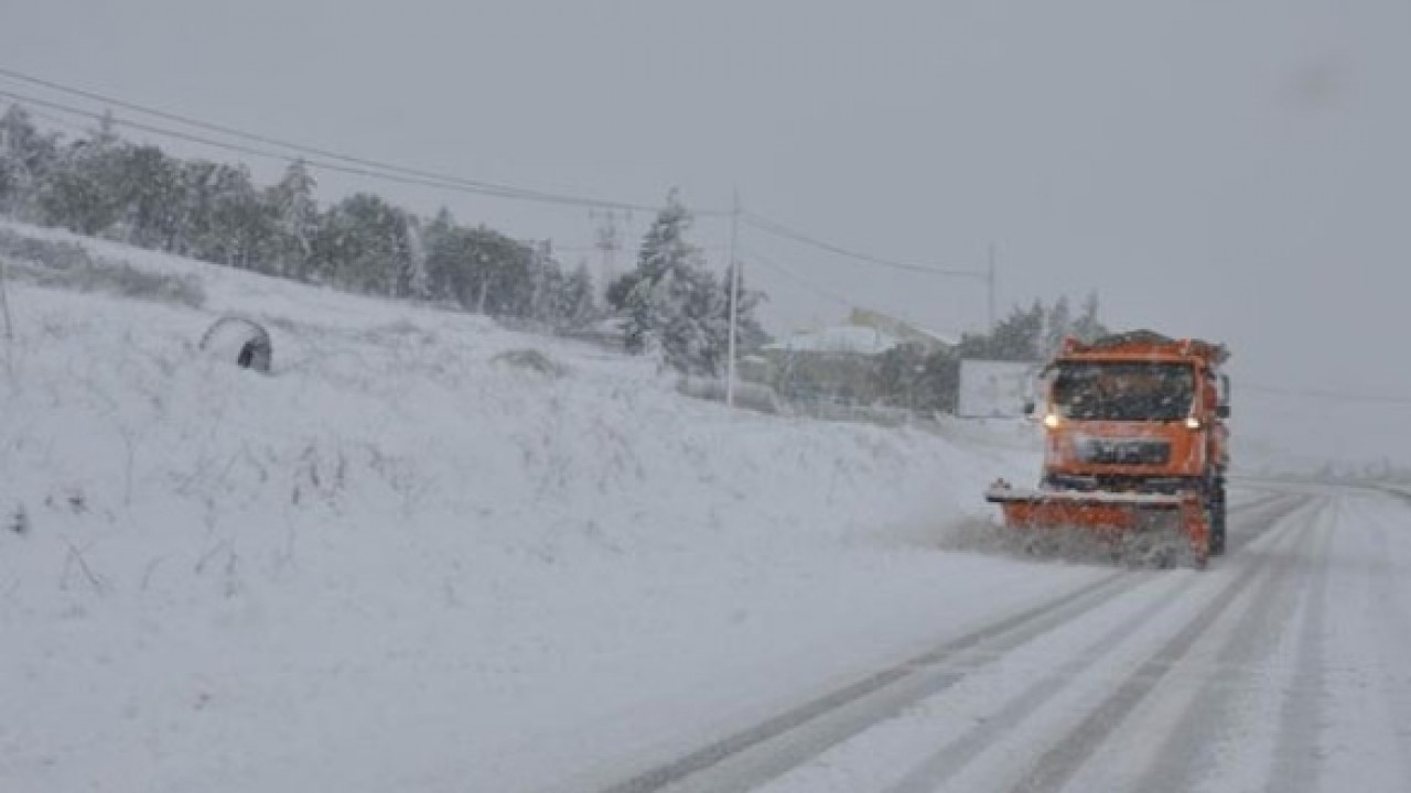 Kar yağışı nedeniyle 25 köy yolu ulaşıma kapandı