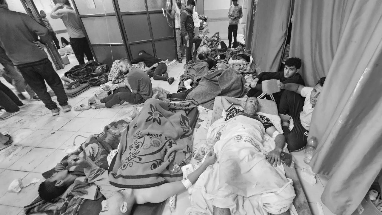 Gazze’deki Sağlık Bakanlığı: Yaralılar yoğunluk nedeniyle ameliyathanelerin önünde yerde yatıyor
