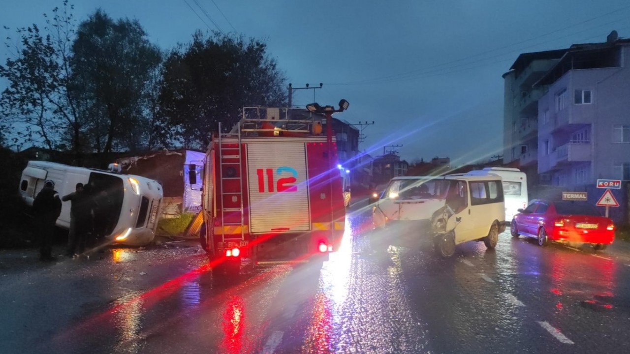 İşçi servisi ile minibüsün çarpıştığı kazada 6 kişi yaralandı