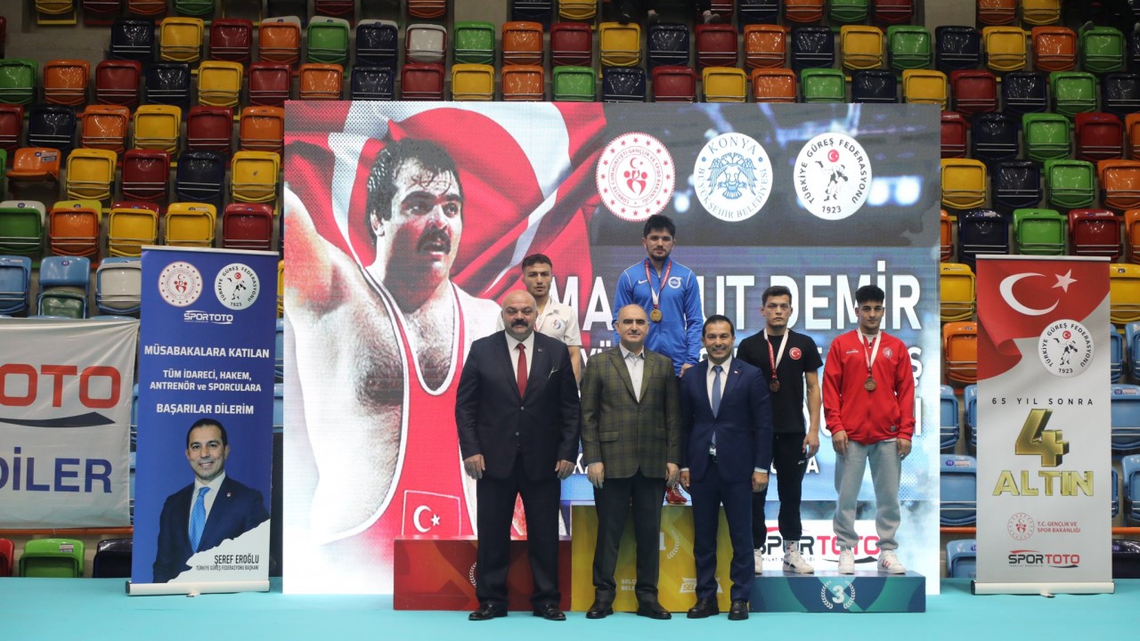 Konya'da düzenlenen Mahmut Demir Büyükler Serbest Güreş Türkiye Şampiyonası'nın açılış töreni yapıldı