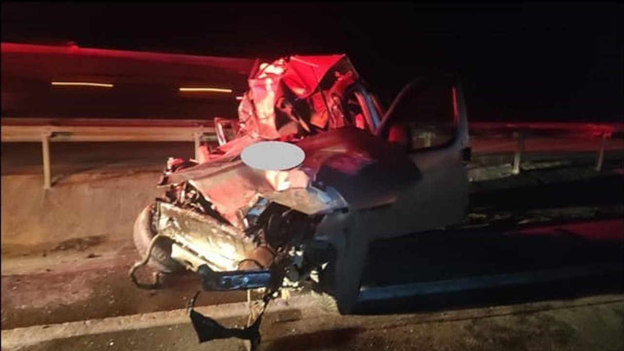 Traktöre çarpan kamyonetin şoförü öldü; kaçan diğer sürücüyü JASAT ekibi yakaladı