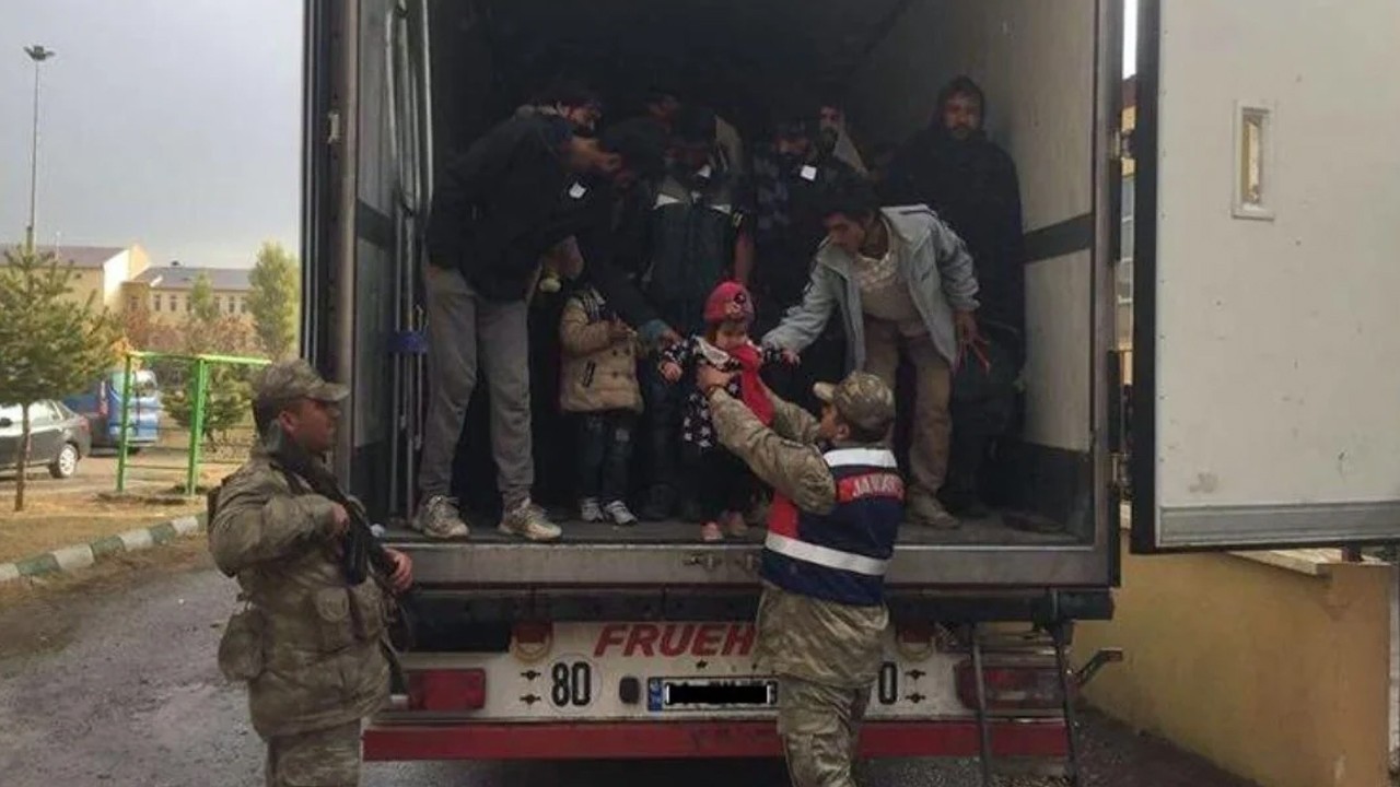 29 Suriyeli göçmen tır dorsesinde yakalandı
