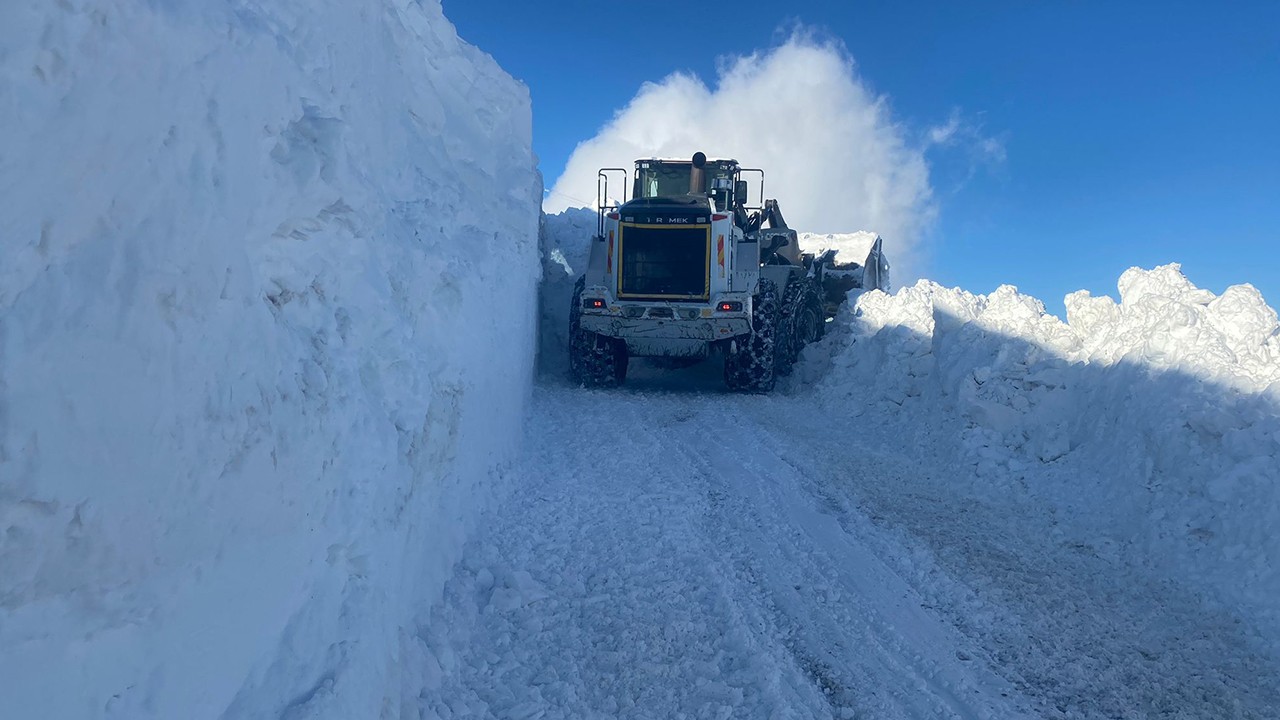 Hakkari’de ekipler üs bölgelerinin kardan kapanan yollarını açmaya çalışıyor