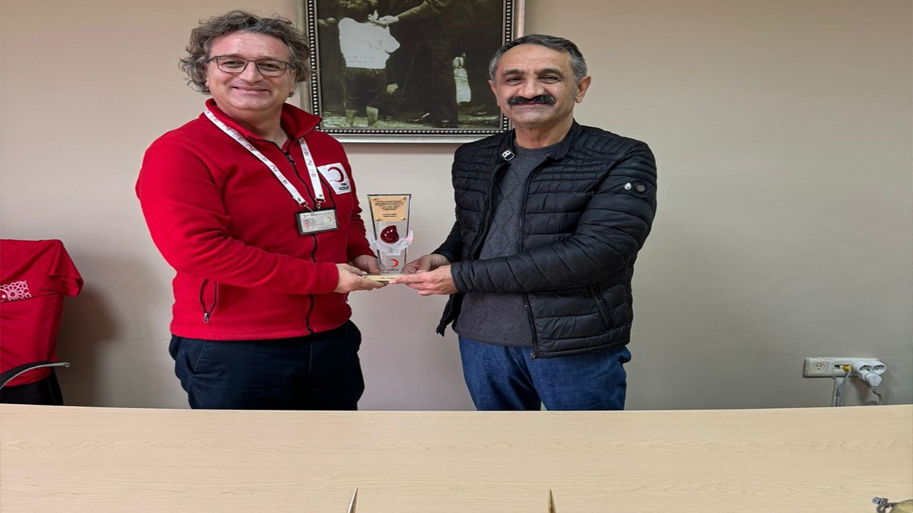 Türk Kızılay'ına 51. kez kan bağışında bulunan  Dr. Cemil Paslı'ya plaket