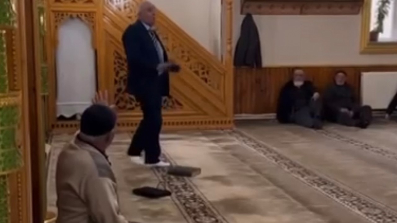 Başkan adayından camide Kur'an-ı Kerim'e saygısızlık! 3 kez öptü, ayağı ile bastı: Gözaltına alındı