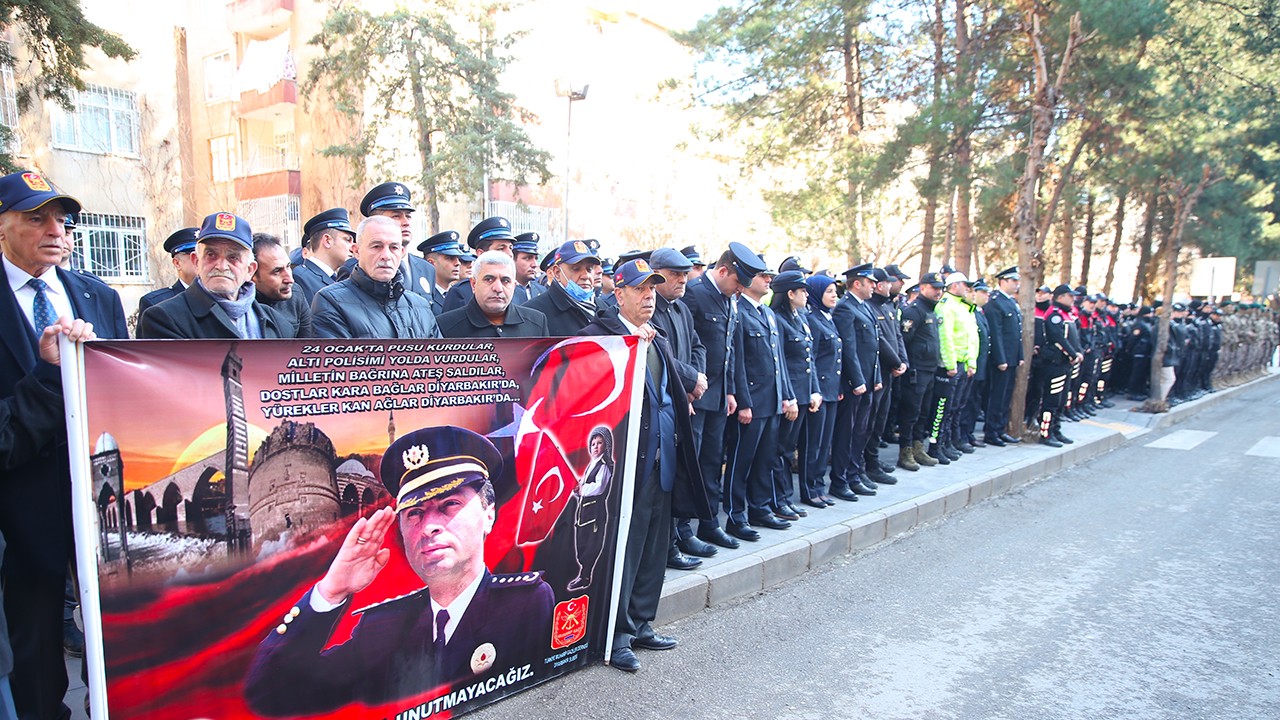 Diyarbakır’da şehit edilen Gaffar Okkan ve 5 polis memuru törenle anıldı