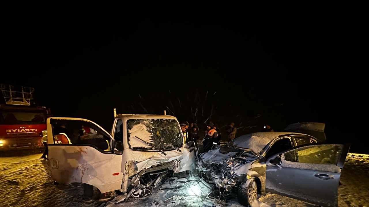 Kamyonet ile otomobilin çarpıştığı kazada 1 kişi öldü, 6 kişi yaralandı