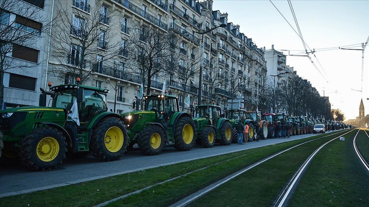 Fransa'da çiftçiler traktörleriyle 