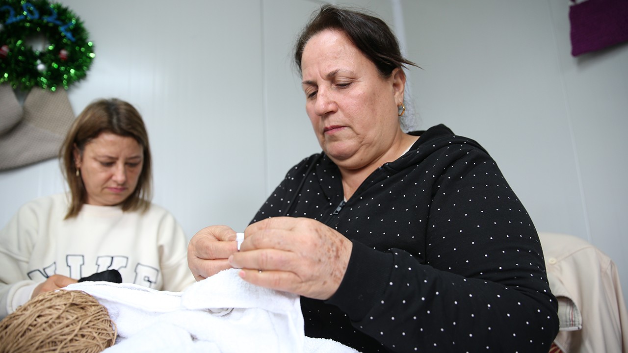 Hatay'da gönüllü kadınlar, Filistinliler için battaniye ve kışlık giysi üretiyor