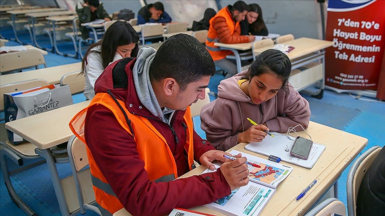 Depremzede öğrencilere “ücretsiz özel ders“ veriyorlar