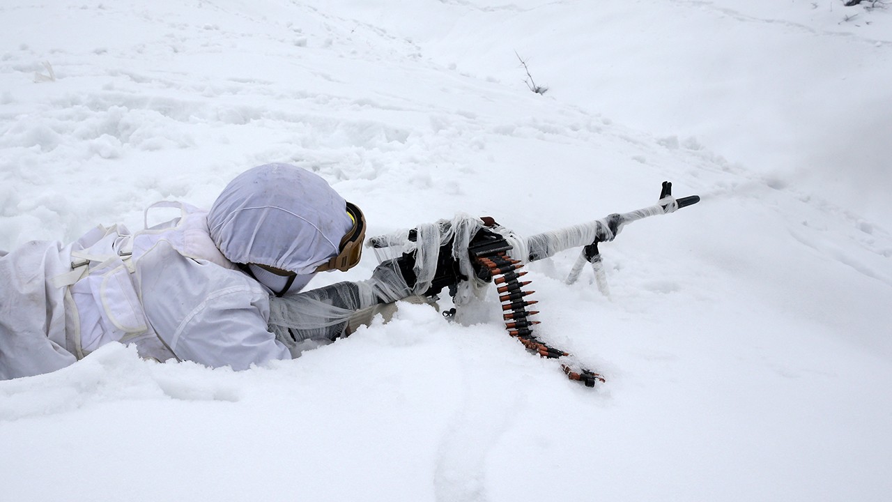 JÖH’lerden 2 metreyi bulan karda operasyon