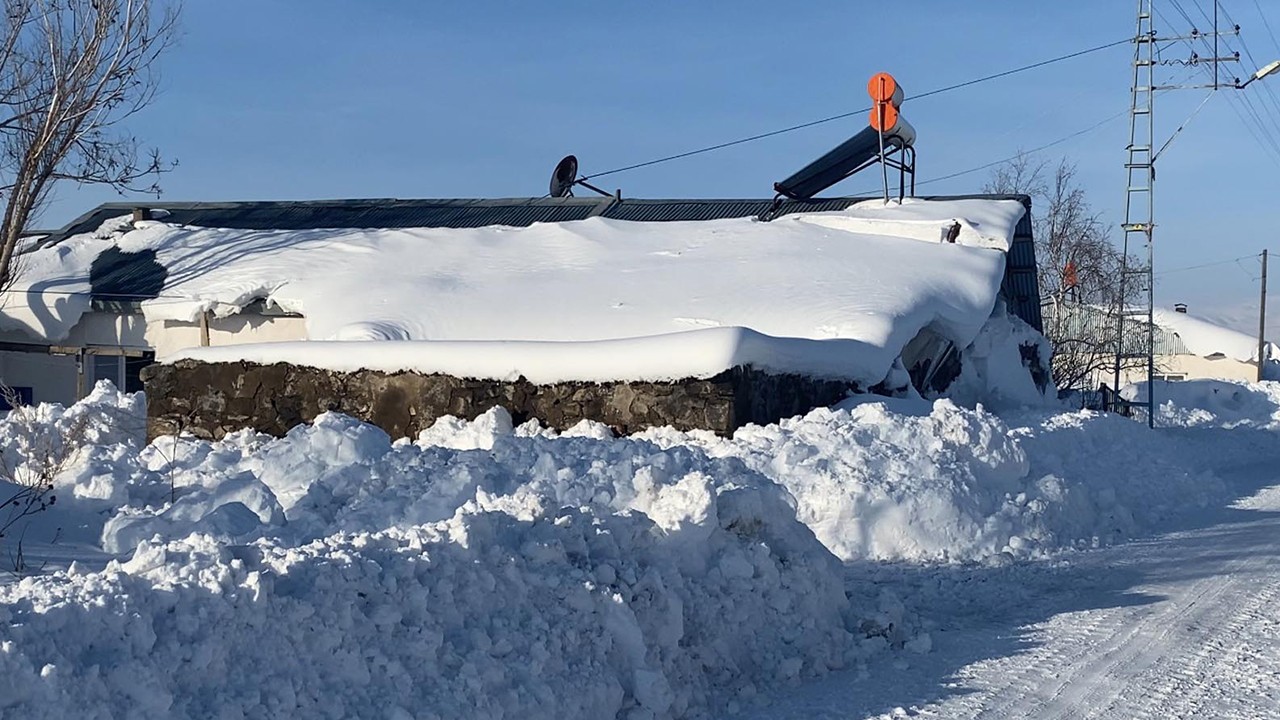Son 55 yılın en yoğun kar yağışı: Evler kara gömüldü