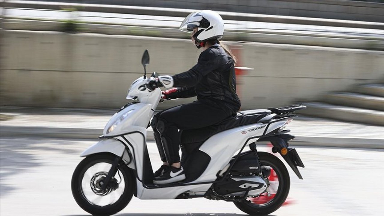 B ve üzeri sınıf ehliyeti olanlar, 125 cc’ye kadar motosikletleri kullanabilecek