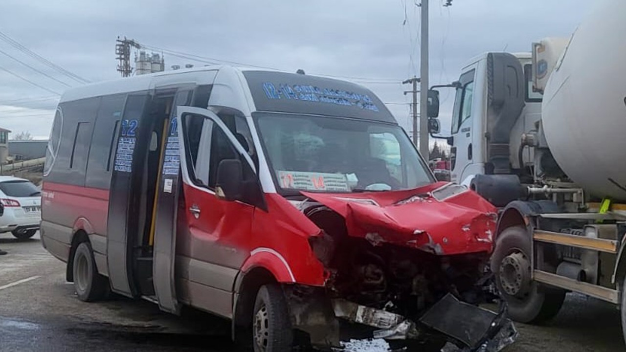 Vidanjöre çarpan minibüsteki 12 kişi yaralandı