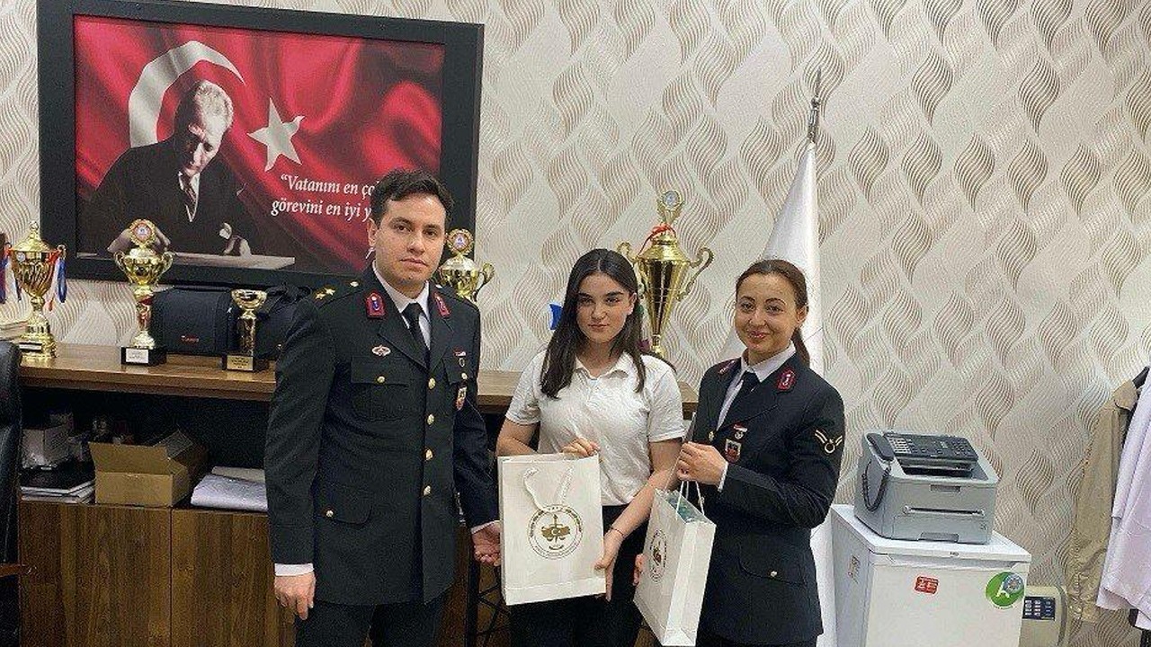 Konya’da resim yarışmasında dereceye giren öğrencilere jandarmadan ödül