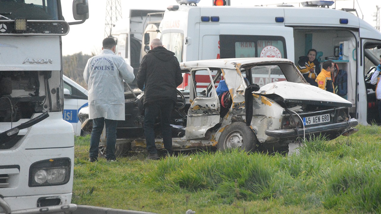 Feci kaza! Otomobil ile tır çarpıştı: 3 kişi öldü, 3 kişi yaralandı