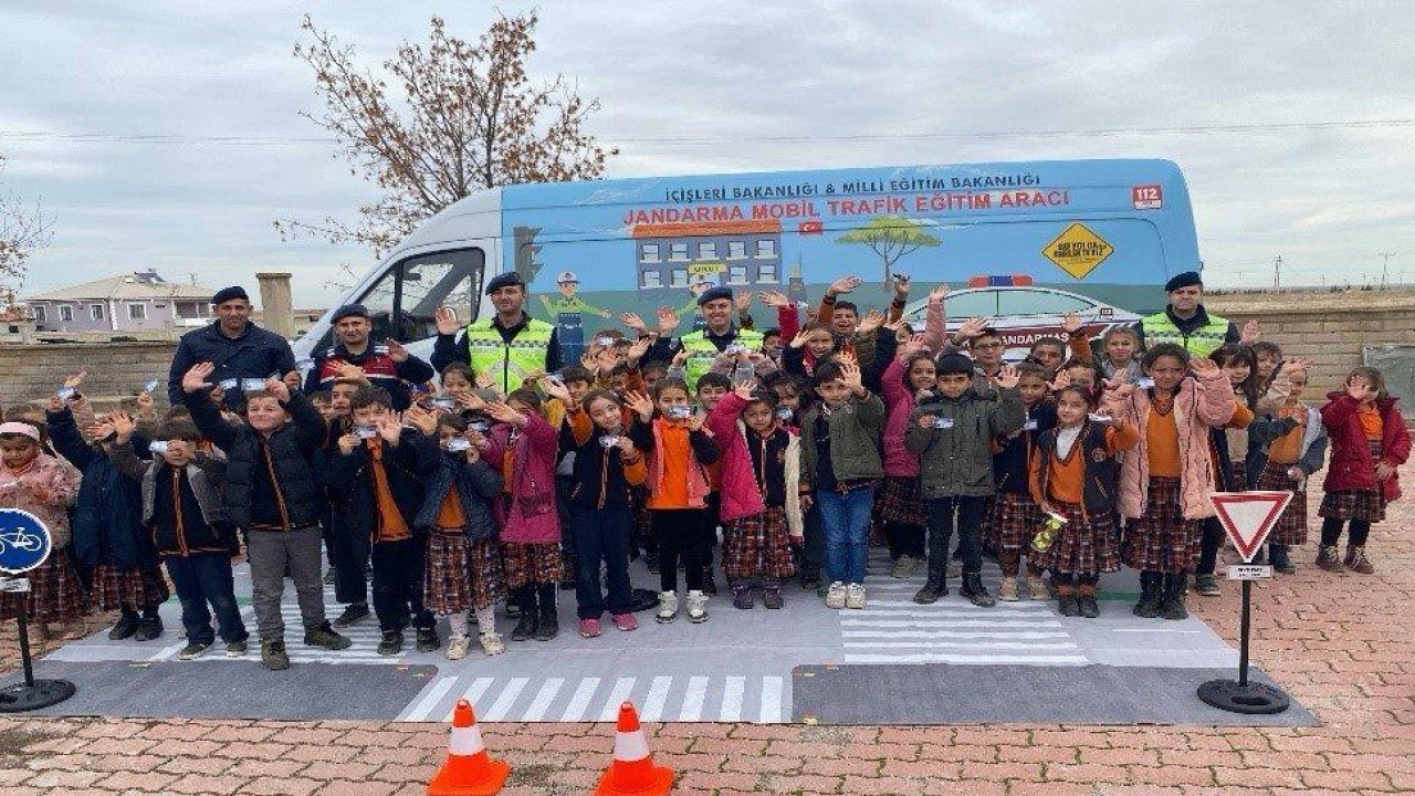 Konya’da jandarma ekiplerinden öğrencilere ve vatandaşlara trafik eğitimi