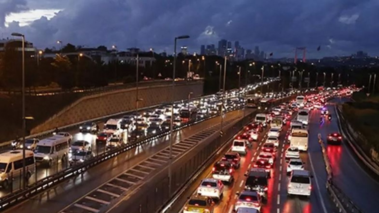 İstanbul’da her yağış sonrası aynı manzara! Trafik durma noktasına geldi
