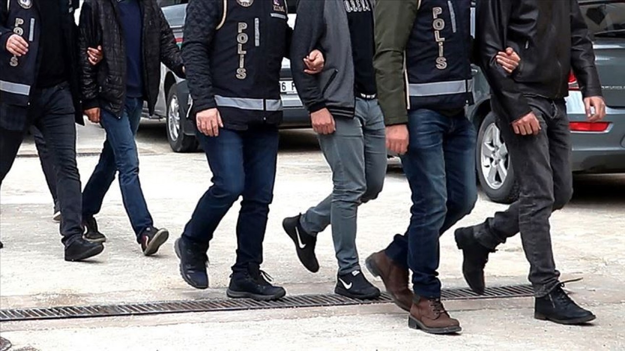 CHP Çiğli Gençlik Kolları Başkanı ve 3 yöneticiye Cumhurbaşkanına hakaretten gözaltı