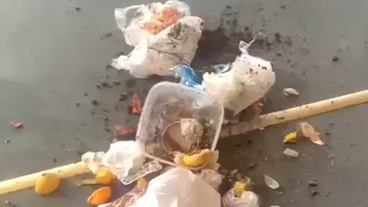 ‘Ramazanda edepsizlik yapmayın’ deyip spor salonuna çöp döktüler